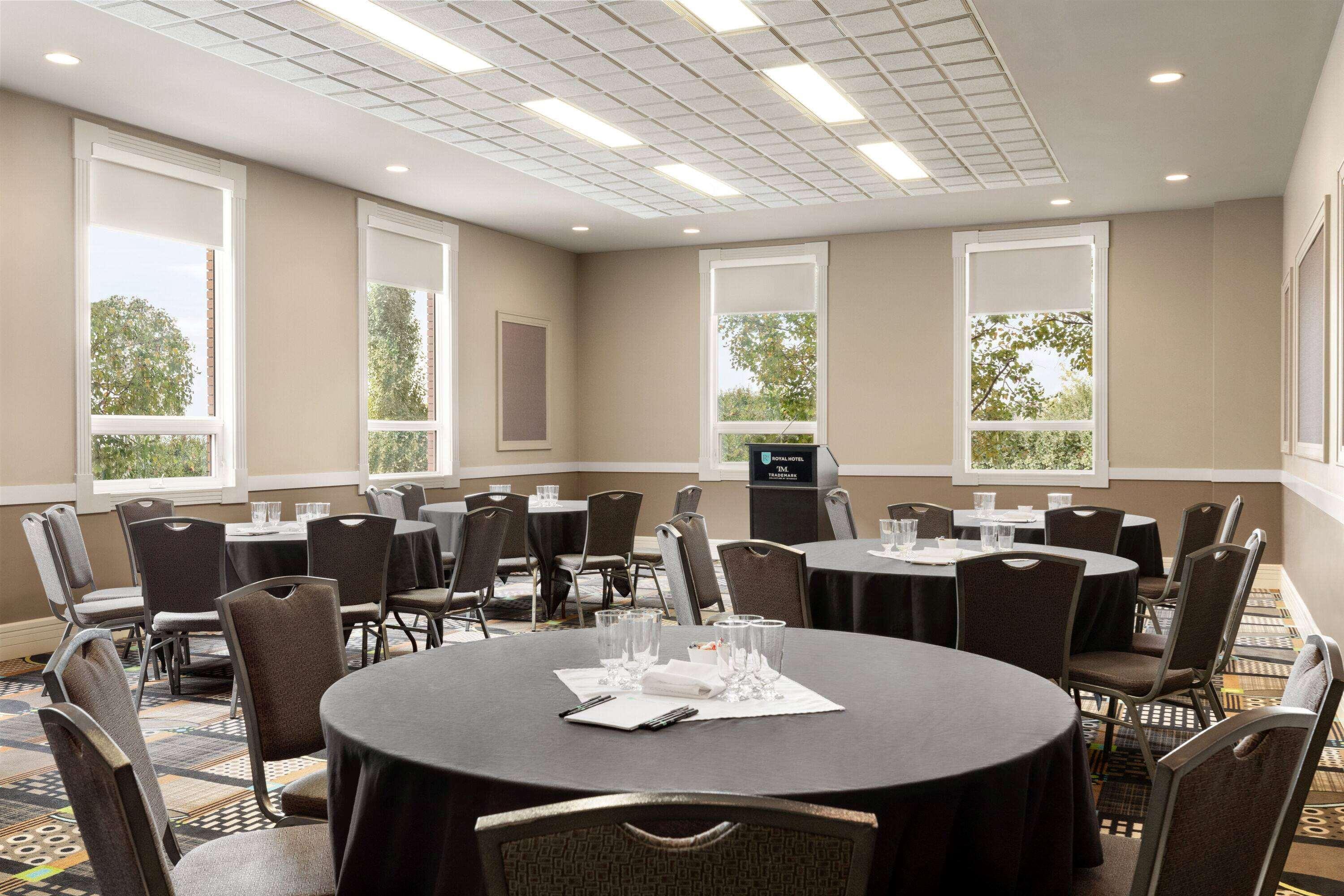 Royal Calgary, Trademark Collection By Wyndham 3* Calgary