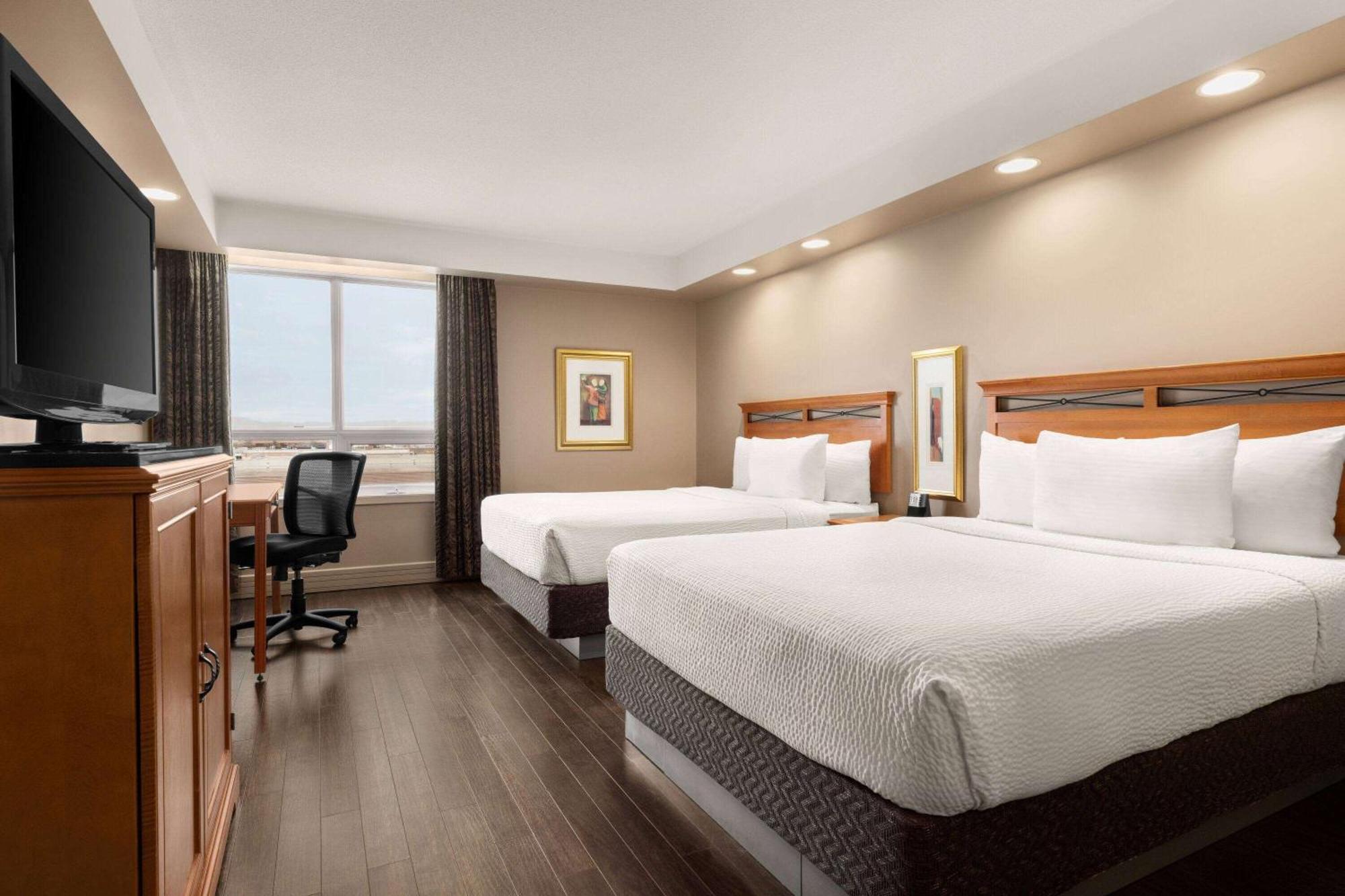 Hotel Royal Calgary, Trademark Collection By Wyndham 3*