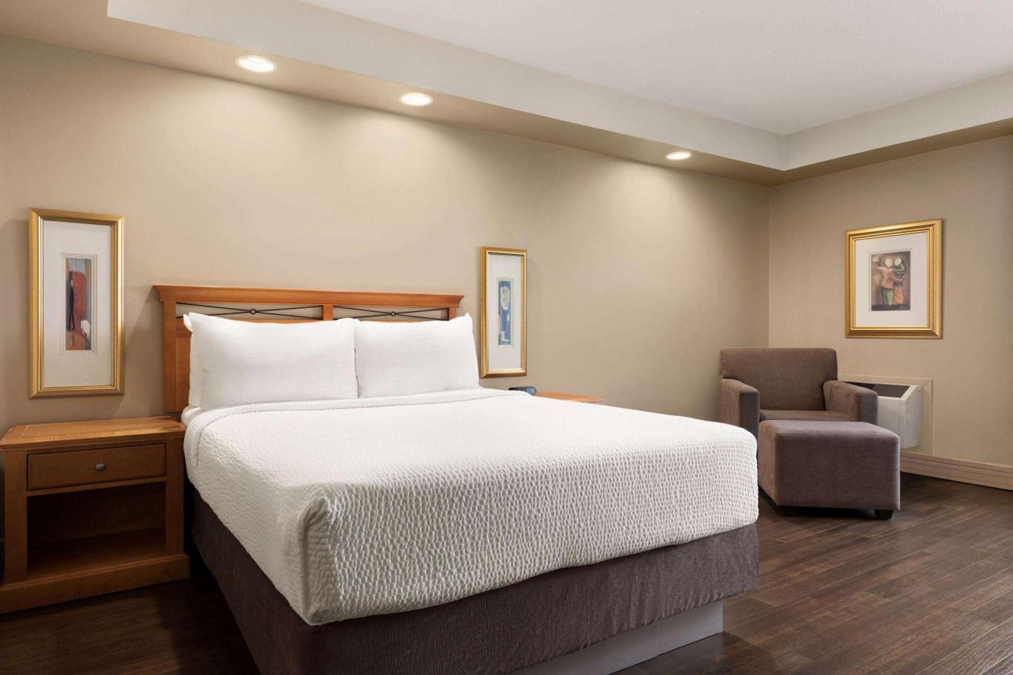 Royal Calgary, Trademark Collection By Wyndham Hotel
