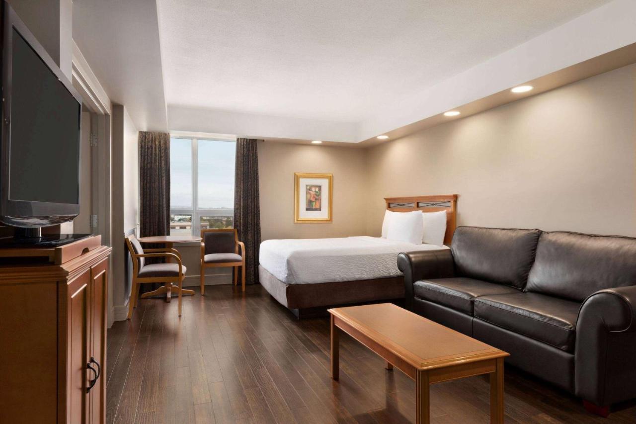 Royal Calgary, Trademark Collection By Wyndham 3* Calgary